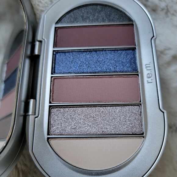 Midnight Snack - Midnight Shadows Eyeshadow Palette R.E.M. Beauty Ariana Grande - Picture 4 of 16